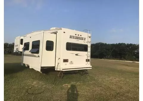 Hitchhiker II 5th wheel for sale w/hitch
